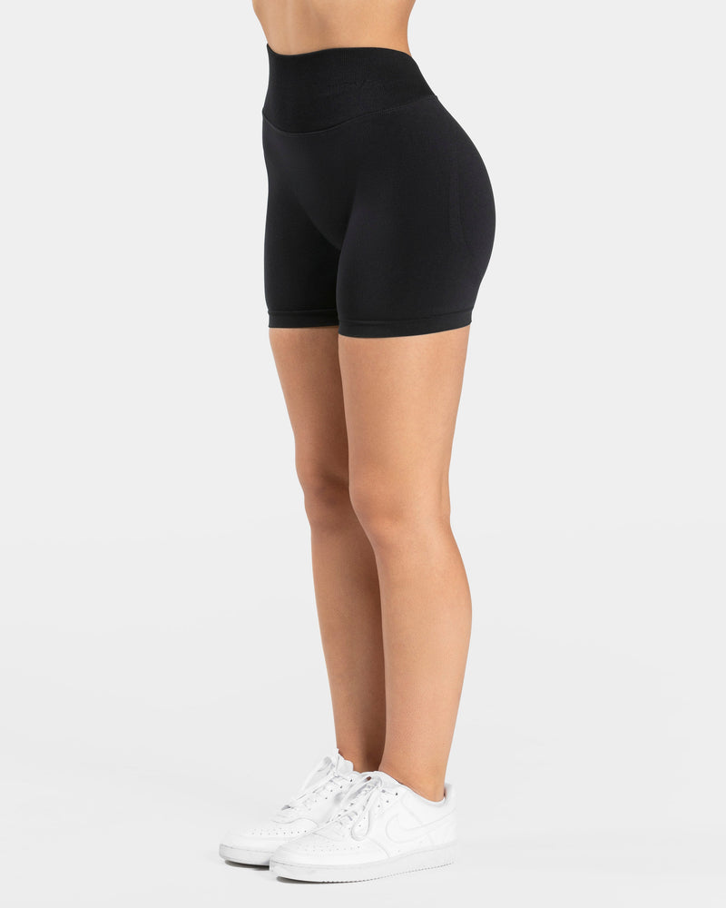Short dos en V Covert scrunch Essence « Noir »