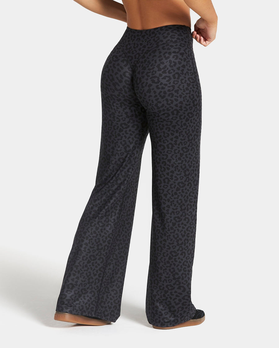 Pantalon à jambe droite et coupe longue Allrounder « Léopard noir »