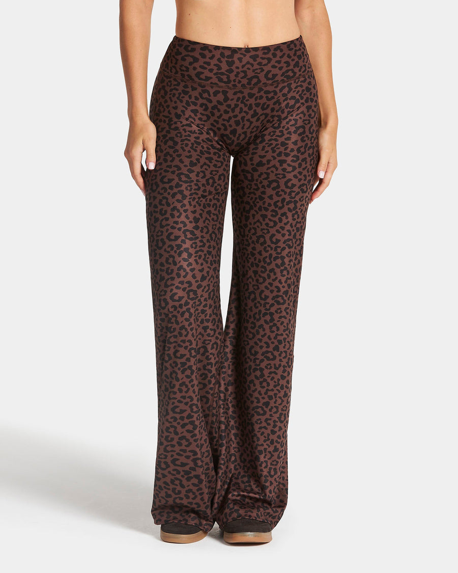 Pantalon à jambe droite et coupe longue Allrounder « Léopard Walnut »